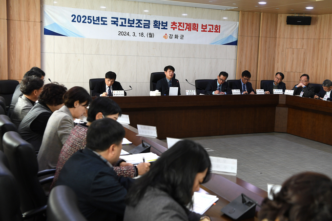 윤도영 강화군수 권한대행이 18일 군청 영상회의실에서 첫 확대간부회의를 개최하고 있다. ( 사진 = 강화군 제공 )