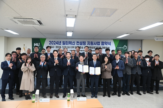 김근영 화성시도시공사 사장이 아이앤제이컨설팅과 '일터혁신 컨설팅 '협약 체결후 임직원들과 기념촬영. (사진=화성도시공사제공)