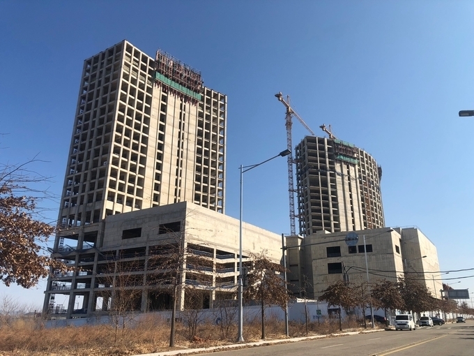 지난 2018년 공사가 멈춘 이후 흉물로 방치된 미단시티 카지노 복합리조트 부지 전경. ( 사진 = 유정희 기자 )