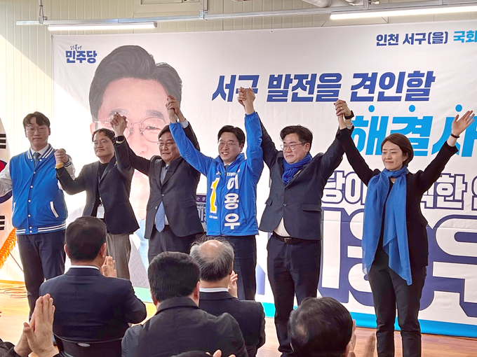 지난 17일 열린 선거사무소 개소식에서 이용우 예비후보와 참석자들이 기념촬영을 하고 있다. ( 사진 = 이용우 선거사무소 제공 )
