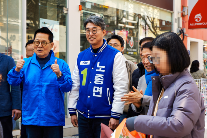 박지원 전 국정원장(왼쪽)이 지난 16일 인천 부평구갑 선거구를 찾아 노종면 예비후보를 지원했다. ( 사진 = 노종면 선거사무소 제공 )