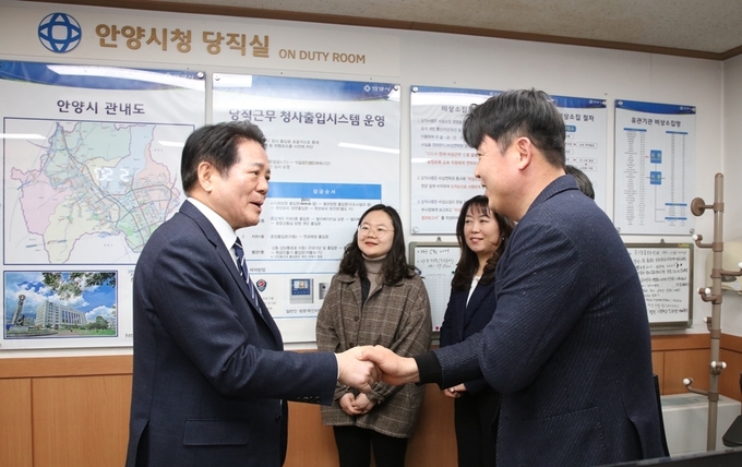 최대호 안양시장(왼쪽)이 18일 시청 당직실을 찾아 야간 당직근무 중인 직원들을 격려하고 있다. (사진=안양시 제공)