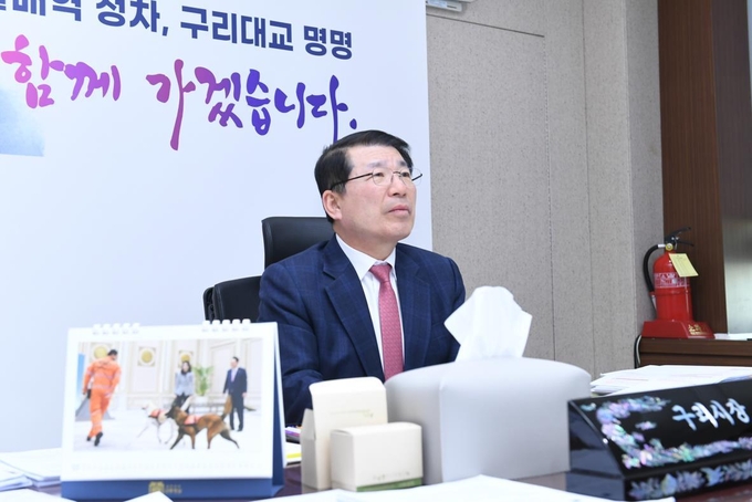 백경현 구리시장이 18일 시청에서 열린 ‘구리시 철도망 확충을 위한 사전 타당성 조사’ 용역 착수보고회 설명을 듣고 있다. (사진=구리시 제공)