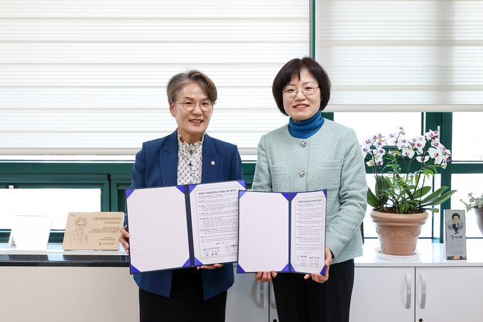 시흥시의회가 지난 18일 의장실에서 경기자동차과학고등학교와 협약형 특성화고 육성을 위한 협약을 체결했다. (왼쪽부터 송미희 의장, 전혜현 교장). (사진=시흥시의회 제공).