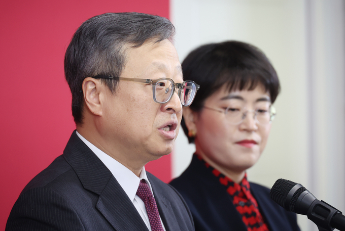 국민의힘 비례대표 위성정당인 국민의미래 유일준(왼쪽) 공천관리위원장이 지난 18일 여의도 당사에서 비례대표 후보자 순번을 발표하고 있다. (사진=연합뉴스 제공)