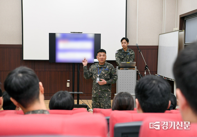 신혜민 소령이 초급간부 보안교육을 진행하고 있다. (사진=공군 15비 제공)