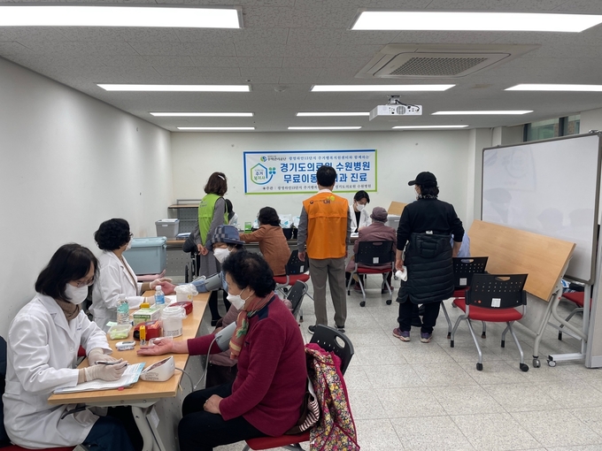 광명하안13단지 주거행복지원센터에서 19일 이부민들의 건강증진을 위한 찾아가는 치과및 한의과 지료를 진행하고 있는 모습. (사진=주택관리공단제공)