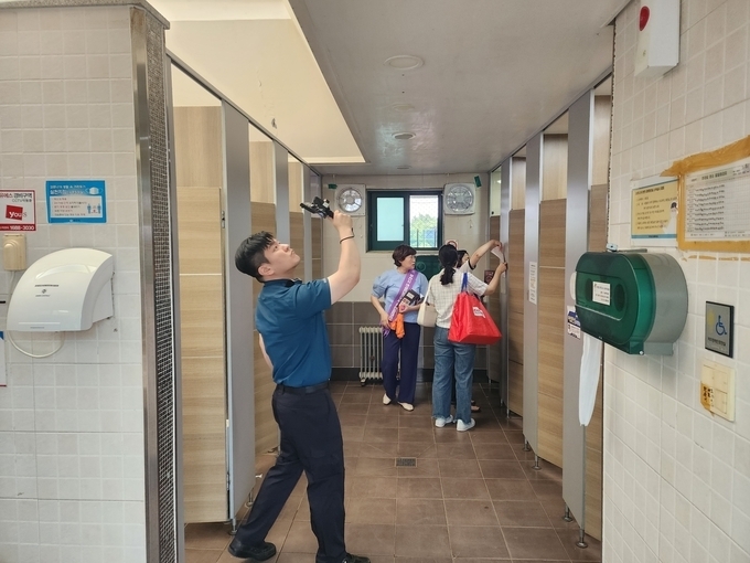  경찰이 공공시설에서 불법 촬영 범죄 단속에 나선 모습. (사진=경기남부경찰청 제공)