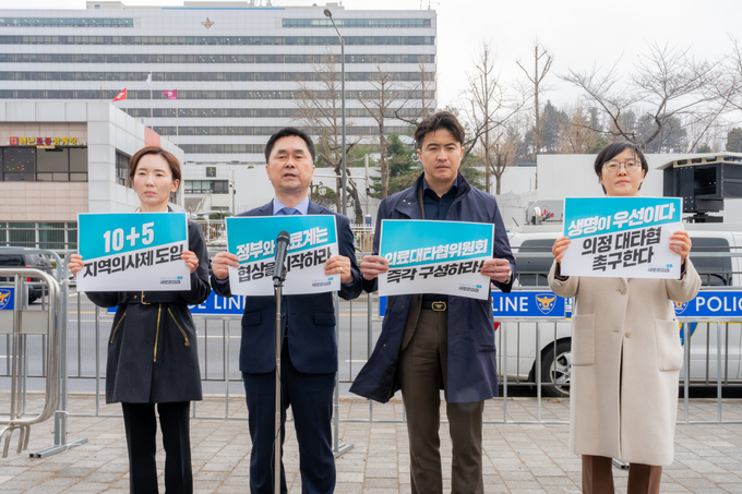 19일 용산 대통령실을 찾은 새로운미래 오영환 총괄상임선대위원장과 김종민 상임선대위원장이 정부 의료대타협위원회 즉각 구성을 촉구하고 있다. (사진=새로운미래 제공)
