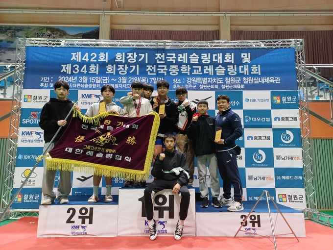 19일 강원도 철원군 철원실내체육관에서 열린 제34회 회장기 전국중학교레슬링대회 겸 제42회 회장기 전국레슬링대회에서 남자중등부 그레코로만형에서 종합우승을 차지한 평택 도곡중 레슬링부 선수들이 기념사진을 찍고 있다. (사진=경기도레슬링협회 제공)