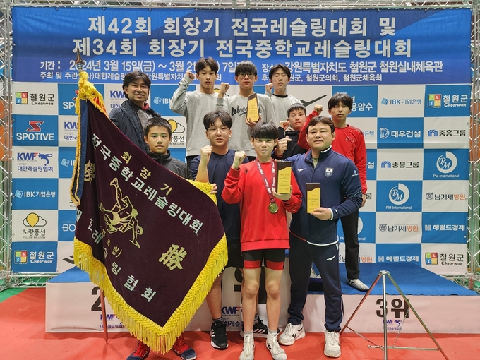 19일 강원도 철원군 철원실내체육관에서 열린 제34회 회장기 전국중학교레슬링대회 겸 제42회 회장기 전국레슬링대회에서 남자중등부 자유형에서 종합우승을 차지한 평택 도곡중 레슬링부 선수들이 기념사진을 찍고 있다. (사진=경기도레슬링협회 제공)