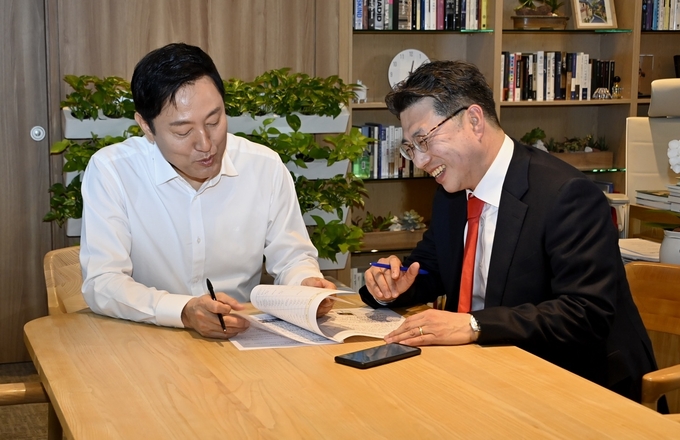 이창근 하남을 후보가 오세훈 서울시장에게 9호선 우선 착공 필요성을 설명하고 있다. (사진=이창근 후보 사무소 제공)