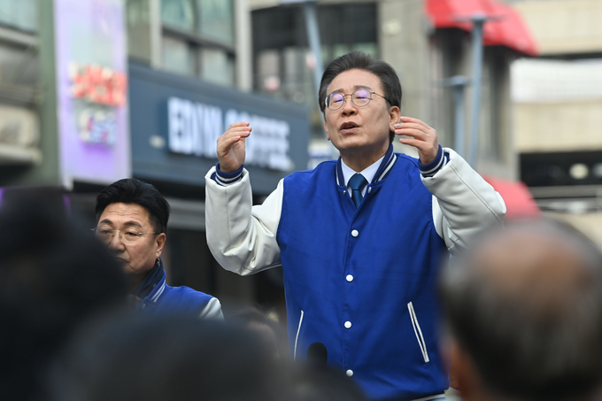 이재명 더불어민주당 상임 공동선거대책위원장이 19일 경기도 이천 중앙로 문화의 거리를 찾아 엄태준(민주·이천) 후보 지지 발언을 하고 있다. (사진=옥지훈 기자)