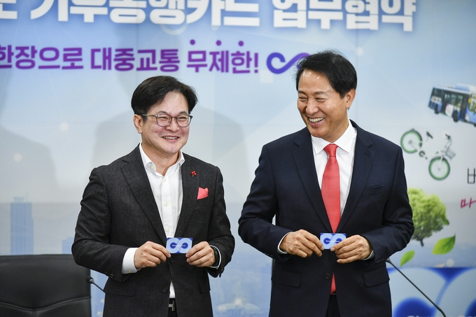 김병수 김포시장이 지난해 12월 오세훈 서울시장과 만나 '서울기후동행카드' 사업 참여를 위한 업무협약을 체결한 모습. (사진=김포시청제공)<br>
