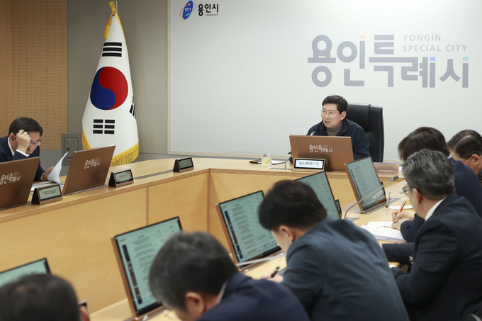 이상일 용인시장이 간부회의에서 한 인·허가 관련 민원 사례를 언급하고 있다. (사진=용인시 제공)<br>
