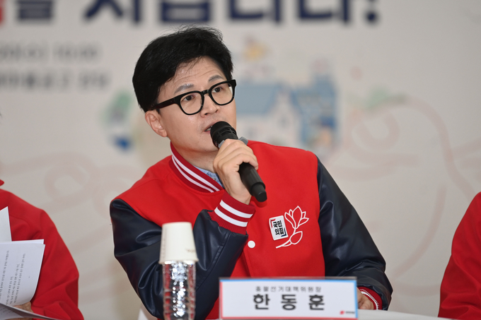 한동훈 국민의힘 총괄선거대책위원장이 20일 오전 안양남부새마을금고 강당에서 열린 현장 중앙선거대책위원회의에서 발언을 하고 있다. (사진=옥지훈 기자)