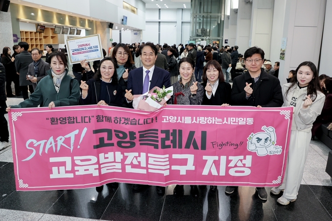 이동환 고양시장(중앙)이 학부모들로부터 감사 꽃다발을 받고 포즈를 취하고 있다. (사진=고양시 제공)