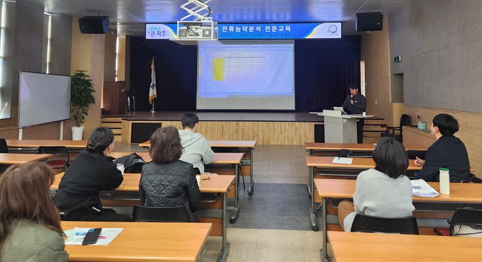잔류농약분석 교육. (사진=경기도농업기술원 제공)