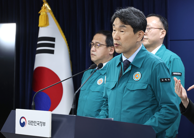  20일 이주호 교육부 장관이 ‘2025학년도 의과대학 학생 정원 대학별 배정 결과’를 발표했다. (사진=연합뉴스 제공)