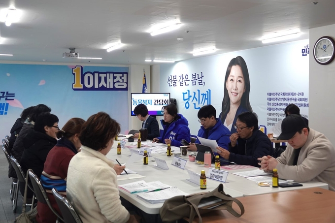 이재정 예비후보(오른쪽 네 번째)가 20일 선거캠프에서 동물복지활동가와 수의사 등과 간담회를 갖고 있다. (사진=이재정 후보 선거캠프 제공)
