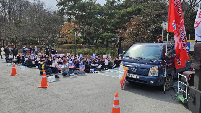 의왕도시공사새희망 노동조합과 전국지방공기업노동조합연맹 조합원들이 20일 의왕시청 주차장에서 의왕시의회를 규탄하는 집회를 열고 있다. (사진=의왕시 제공)