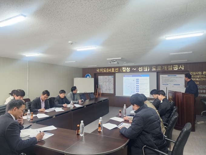 강화군이 국지도 84호선(길상~선원) 도로개설 공사 조속 추진을 위해 인천시와 논의하고 있다. ( 사진 = 강화군 제공 )