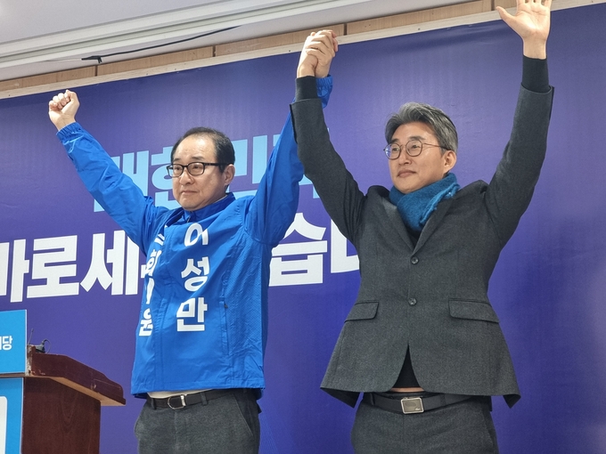 인천 부평구갑에 출마한 더불어민주당 노종면 예비후보와 무소속 이성만 국회의원이 20일 단일화에 합의했다. ( 사진 = 김민지 기자 )