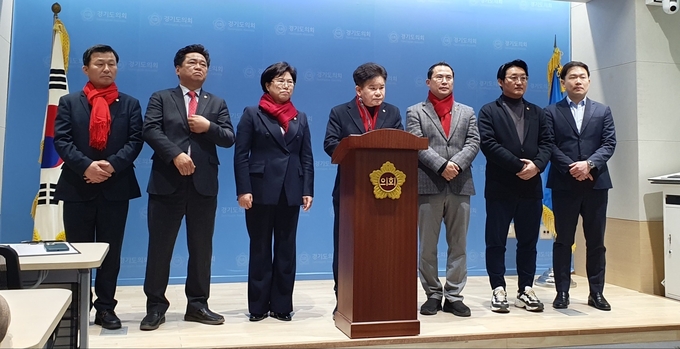 20일 경기도의회 브리핑룸에서 (왼쪽부터) 국민의힘 한원찬, 김호겸, 이애형, 문병근, 이오수, 김도훈, 이호동 도의원 등이 수원 군공항 이전 관련 기자회견을 진행하고 있다. (사진=이근 기자)