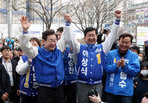 더불어민주당 이재명 대표와 이상식(용인갑) 후보가 지난 16일 용인시 거리유세 현장에서 손을 번쩍 들고 기념사진을 찍고 있다. (사진=옥지훈 기자)