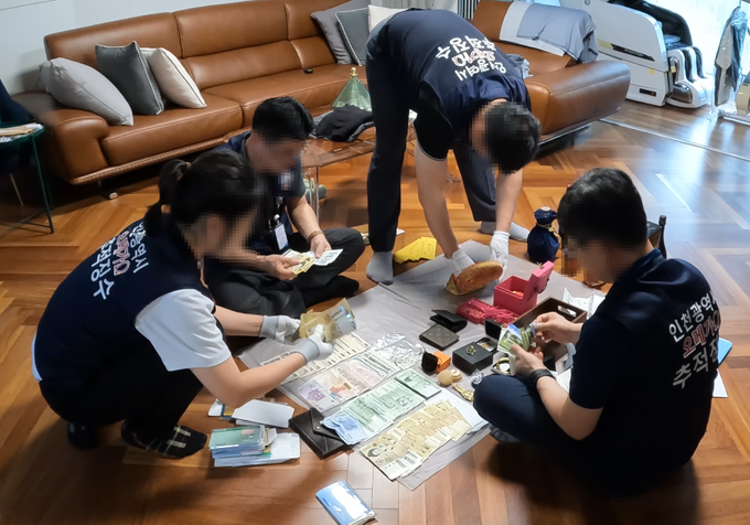 오메가 추적징수반이 가택수사를 하고 있다. ( 사진 = 인천시 제공 )