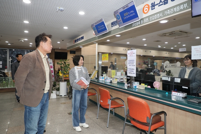 하은호 군포시장이 야간 근무를 하고 있는 민원실 직원들을 찾아 간식을 제공하고 격려하는 시간을 가졌다. (사진=군포시 제공)
