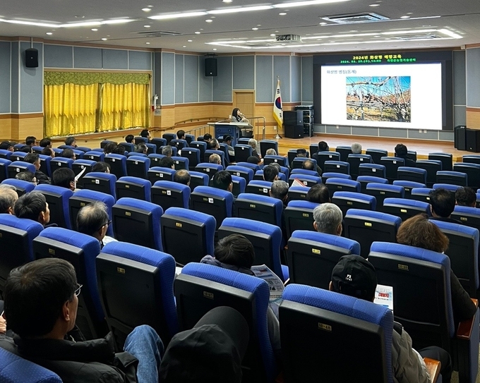 가평군농업기술센터가 20일 가평군 과수(사과.배)농가 120여 명을 대상으로 화상병 예방교육을 실시했다. (사진=가평군 농업기술센터 제공)