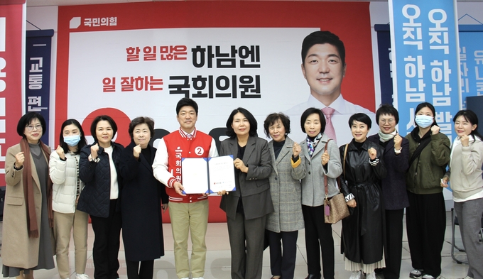 이용 후보가 경기도간호사회와 간호인력 구축과 양성, 간호돌봄, ‘통합간호센터’ 구축 등을 담은 협약을 하고 있다. (사진=이용 후보사무소 제공) 