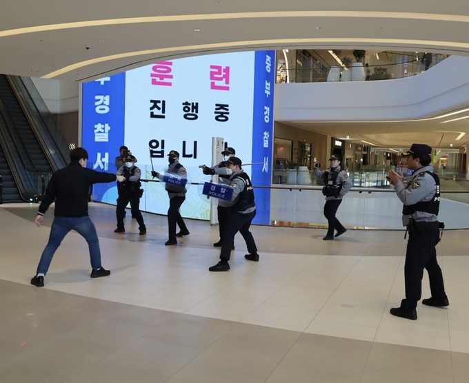  21일 수원중부경찰서가 스타필드 수원에서 이상동기 범죄 대응 훈련을 실시하는 모습. (사진=수원중부경찰서 제공)