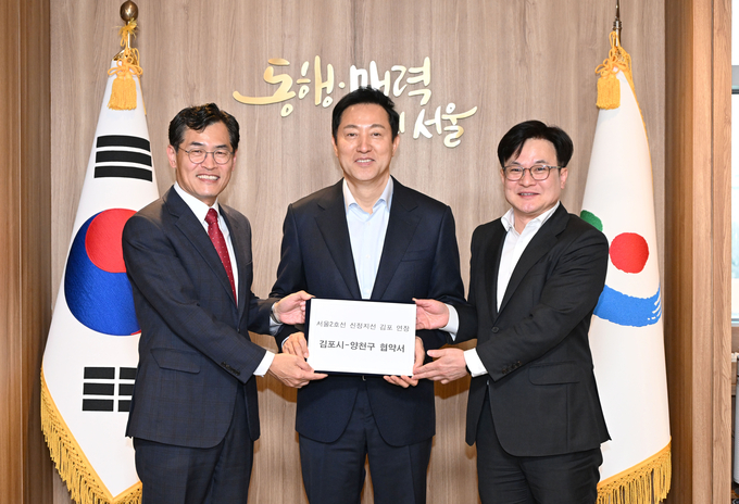 서울시청을 방문한 김병수 김포시장(우측)과 이기재 양천구청장(죄측)이 오세훈 서울시장과 업무협약 합의서를 들고 기념 촬영을 하고 있다. (사진=김포시청) 