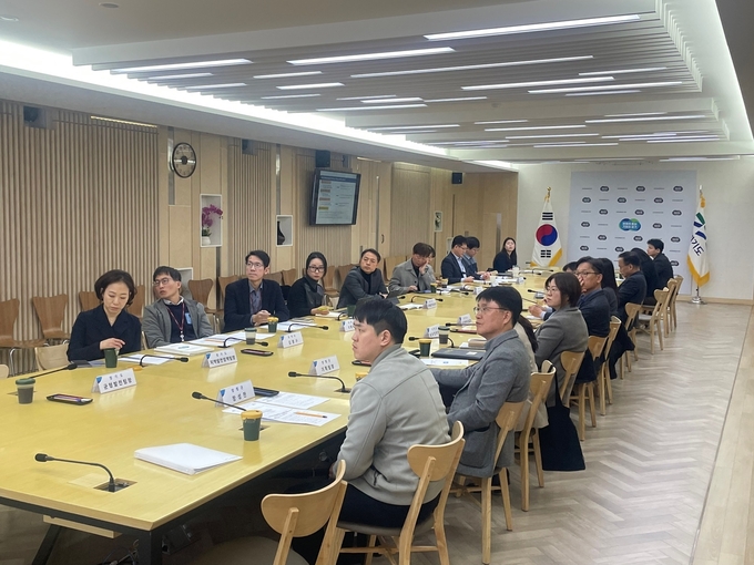 경기도는 21일 북부청사에서 도 균형발전담당관, 제3차 지역균형발전사업 대상 6개 시군 총괄담당 실과장 등이 참석한 가운데 ‘제3차 지역균형발전사업 시군 사전설명회’를 개최했다. (사진=경기도 제공)