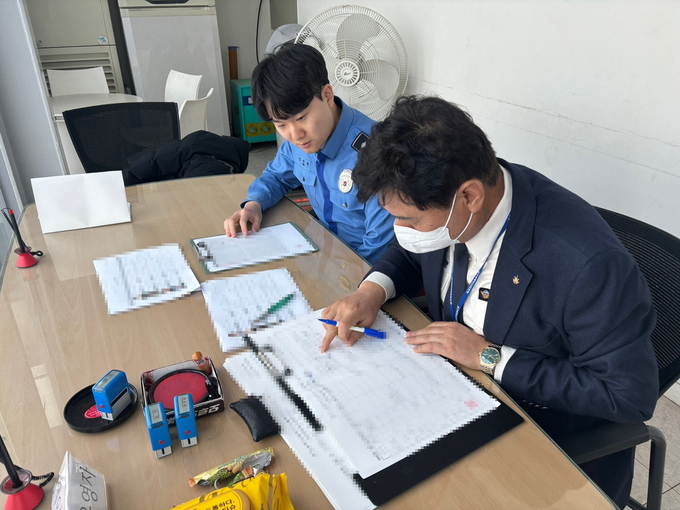 인천해양경찰서 경찰관이 지난 15일 서울 양화 조종면허시험장을 방문해 관련 서류를 점검하고 있다. ( 사진 = 인천해양경찰서 제공 )