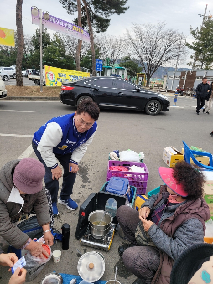 조택상 중구강화군옹진군 후보가 22일 강화 풍물시장에서 상인들과 인사하고 있다. ( 사진 = 조택상 후보 선거사무소 제공 )