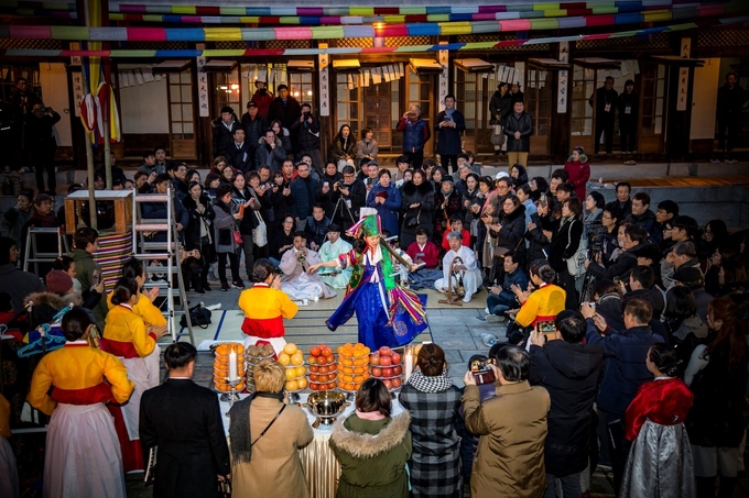 민혜경 만신이 한국 굿을 공연하고 있다. ( 사진 = 한국굿연구보존회 제공 )