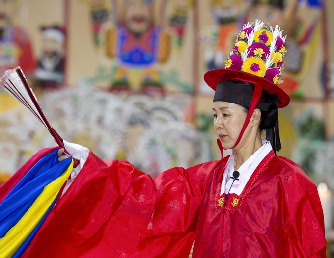 민혜경 만신이 황해도 굿을 공연하고 있다. ( 사진 = 한국굿연구보존회 제공 )