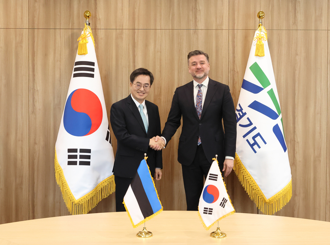 22일 경기도청에서 김동연 경기도지사와 스텐 슈베데(Sten Schwede) 주한 에스토니아 대사가 악수하고 있다. (사진=경기도 제공)