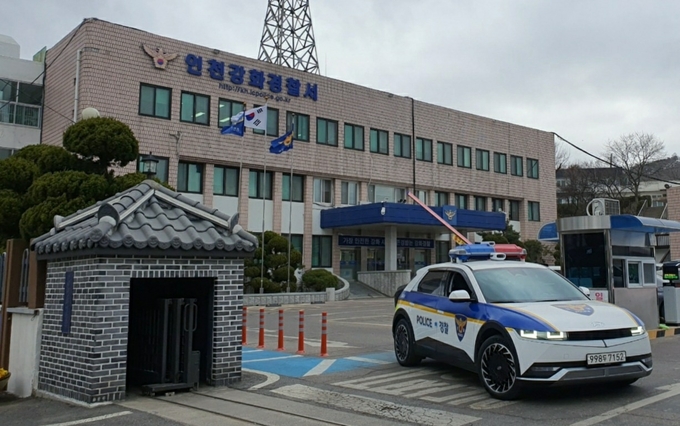 인천 강화경찰서 경찰관이 순찰을 나가고 있다. ( 사진 = 강화경찰서 제공 )