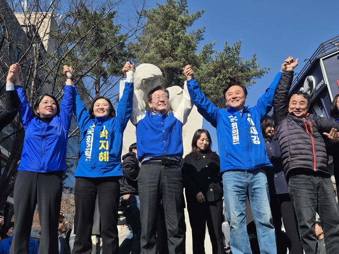 더불어민주당 이재명 대표와 박지혜(의정부갑)·이재강(의정부을) 국회의원 후보, 더불어민주연합 용혜인 공동상임선대위원장과 서승만 비례대표 후보 등이 22일 의정부역 일대에서 거리 유세 중 만세하고 있다. (사진=김한별 기자) 
