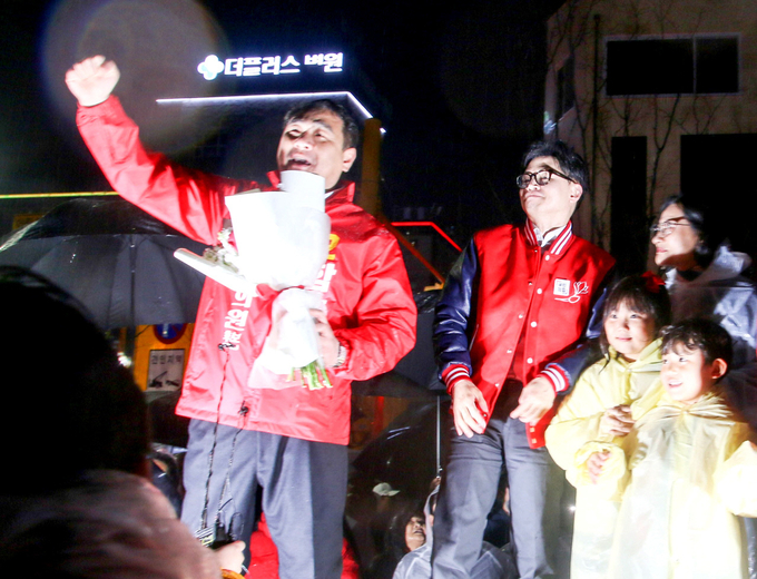 함경우 후보(오른쪽)가 한동훈 위원장과 총선 승리를 위한 파이팅을 외치고 있다. (사진=함경우 후보 사무소 제공) <br>
