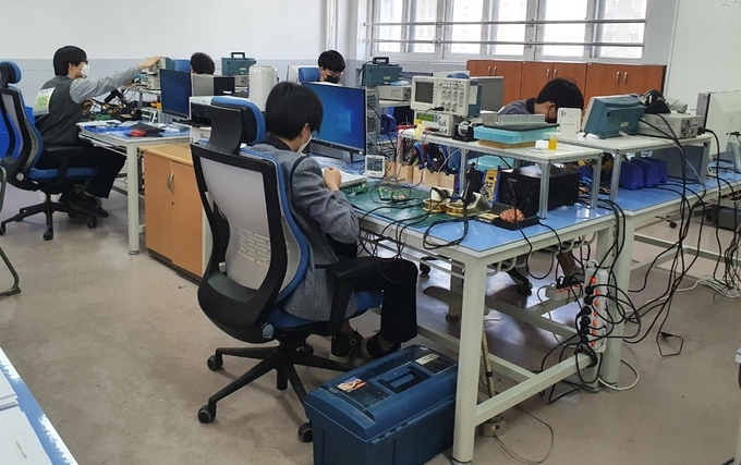 지난해 인천기능경기대회에서 참가 선수들이 공업전자기기 경기를 진행하고 있다. ( 사진 = 인천시 제공 ) 