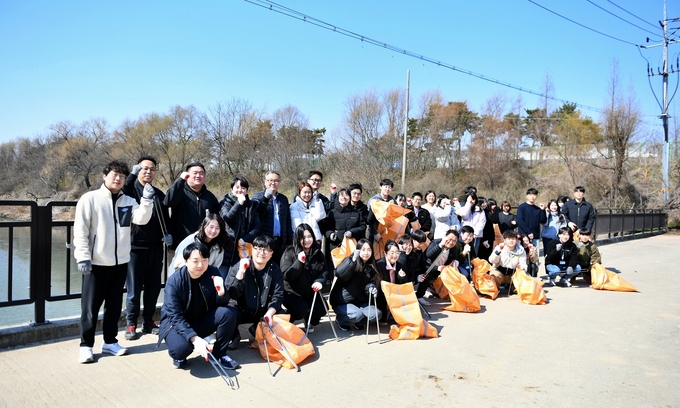킨텍스 임직원들이 한류천 일대에서 환경정화 봉사활동을 실시한 후 기념촬영을 하고 있다. (사진=킨텍스 제공)