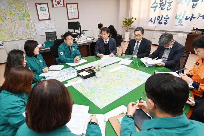 지난 21일 시청에서 개최된 응급의료협의체 3차 긴급회의 현장 모습. (사진=수원시 제공)