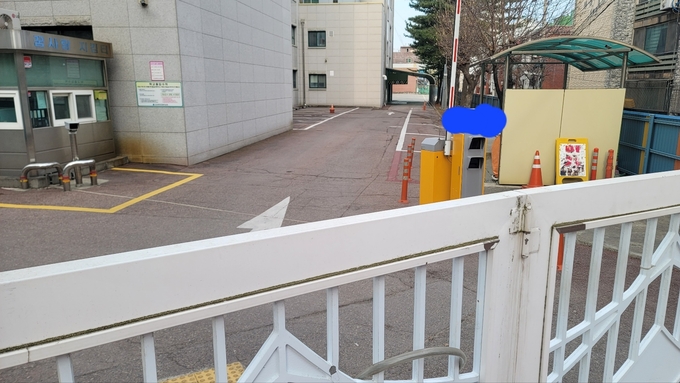 주말, 인천 미추홀구 골목가에 위치한 초등학교 내 부설주차장이 텅텅 비워져 있지만 진입 철문이 굳게 닫혀 있다. ( 사진 = 이연수 기자 )