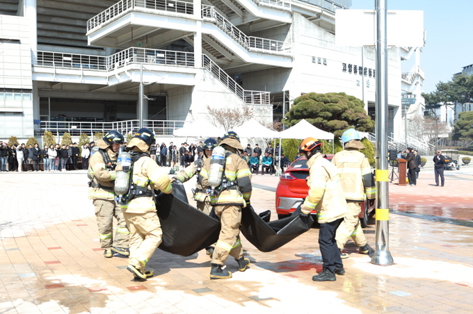 고양도시관리공사가 지난 21일 전기차 사용 증가에 따른 전기차 화재 가상 소방합동훈련을 실시하고 있다. (사진=고양도시관리공사 제공)