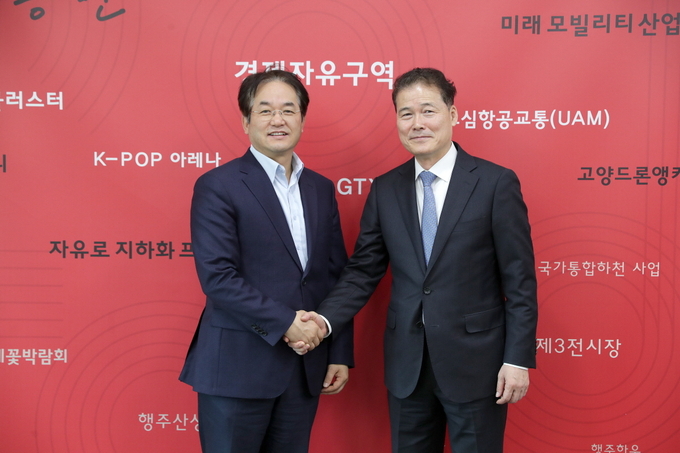 김영호 통일부 장관(우), 이 특강 후 이동환 고양 특례시장과 포즈를 취하고 있다. (사진=고양시 제공)
